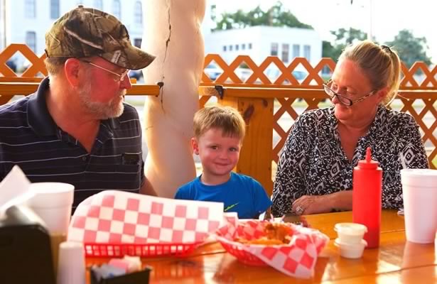 Family eating at Floresville restaurant